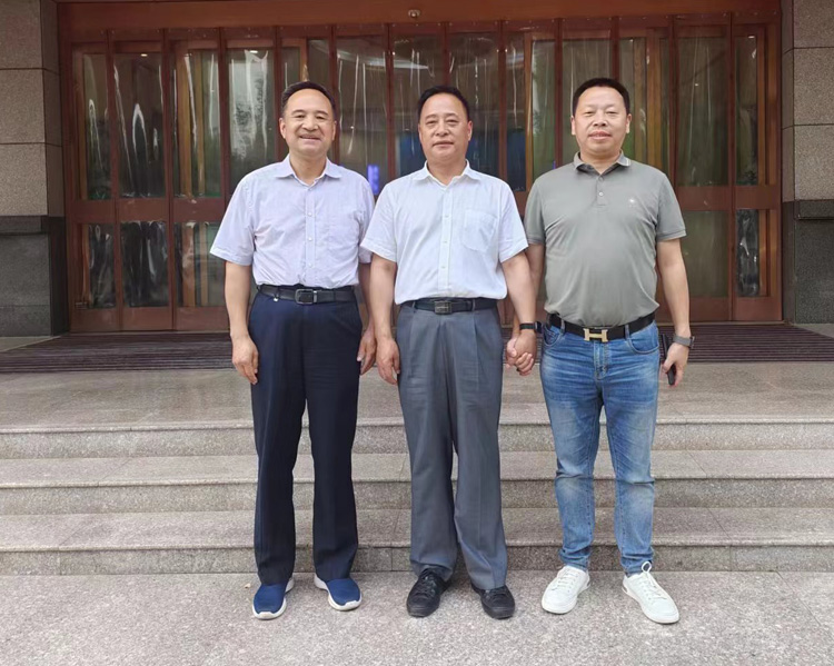 周德林一行拜訪西安市商洛商會和盤龍藥業(yè)集團(tuán)主要領(lǐng)導(dǎo) 周德林一行拜訪西安市商洛商會和盤龍藥業(yè)集團(tuán)主要領(lǐng)導(dǎo)